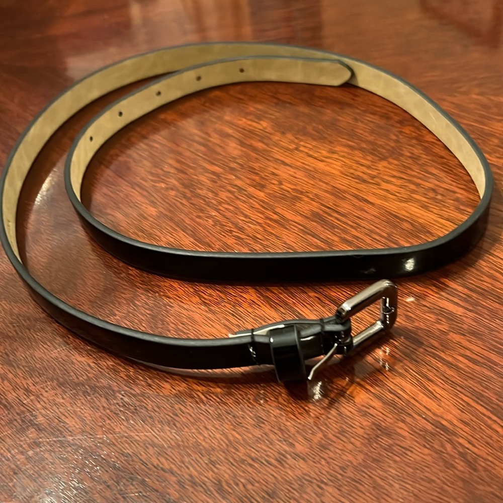 Black patent narrow belt. L.
